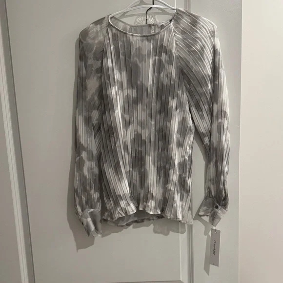 Calvin Klein Pleated Blouse Gray White Abstract Print Long Sleeve Size S NWT - Picture 2 of 5
